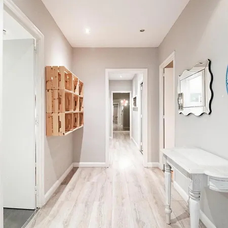 Magnificent 4 Bedroom In Eixample Apartamento