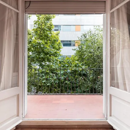 Magnificent 4 Bedroom In Eixample Apartamento