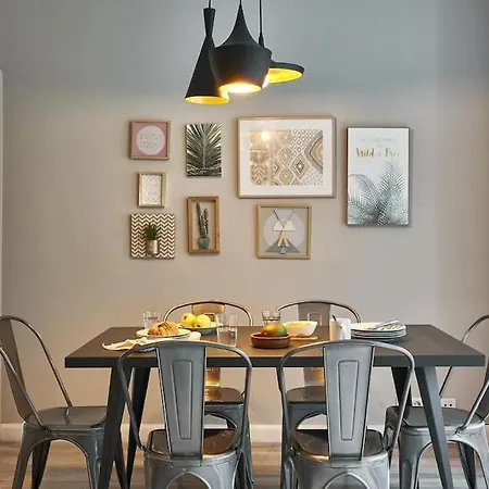 Magnificent 4 Bedroom In Eixample דירה *