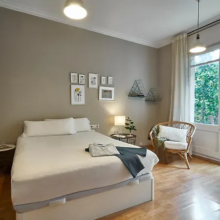 Magnificent 4 Bedroom In Eixample דירה ברצלונה